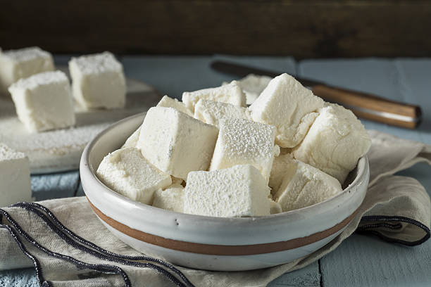 homemade sweet square marshmallows - zelfgemaakt stockfoto's en -beelden