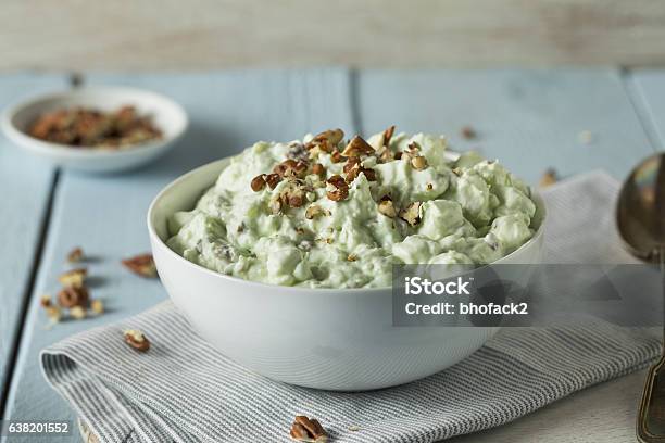 Postre Casero De Pelusa De Pistacho Verde Foto de stock y más banco de imágenes de Pistacho - Pistacho, Suave y sedoso, Ensalada