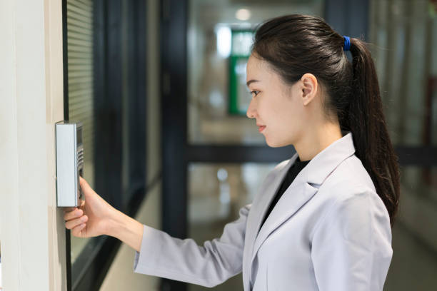 woman scaning finger print for enter security system - fingerprint scanner imagens e fotografias de stock