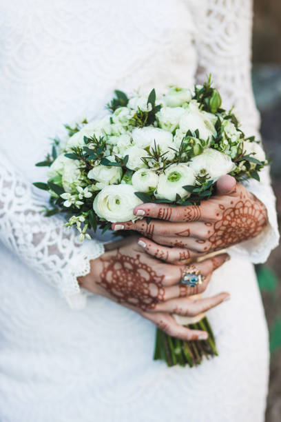 biały bukiet ślubny w dłoni panny młodej z tatuażem mehendi - child craft flower single flower zdjęcia i obrazy z banku zdjęć