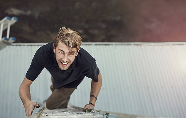 ich kann es beheben! - men on roof stock-fotos und bilder