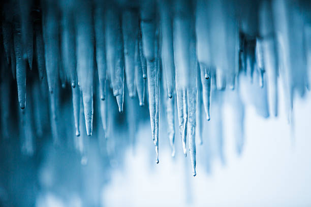 abstracción de blue icicles - carámbano fotografías e imágenes de stock