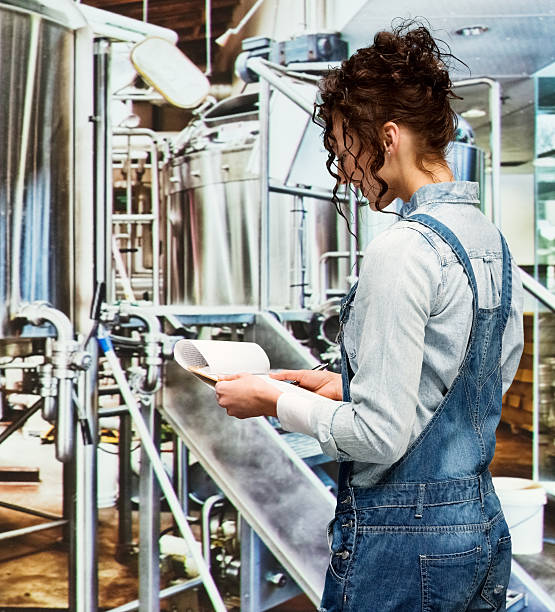 醸造所でクリップボードを扱う醸造主 - bottling plant industry drink food processing plant ストックフォトと画像