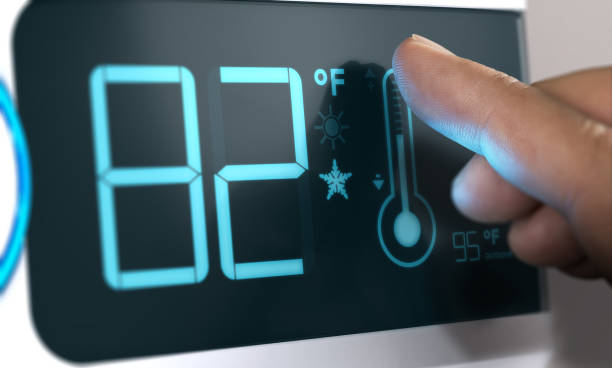 controlador de temperatura de termostato digital configurado a 82 grados fahr - fahrenheit fotografías e imágenes de stock