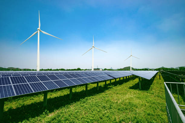 geradores de vento e painéis solares com céu azul ao pôr do sol - fuel and power generation wind turbine solar panel alternative energy imagens e fotografias de stock