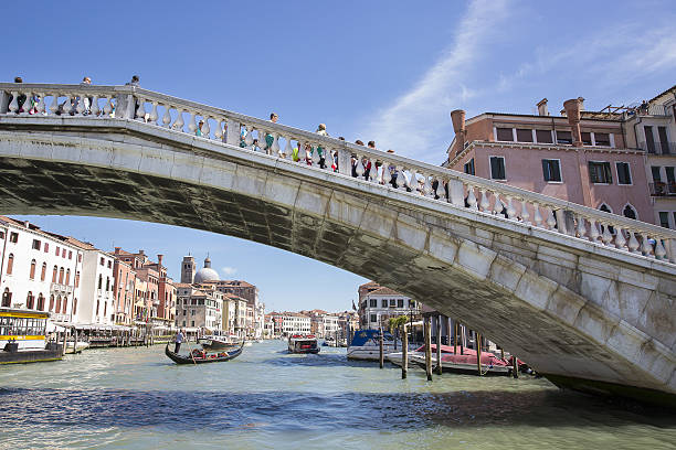 puente ponte degli scalzi, gran canal veneciana, italia - ponte degli scalzi fotografías e imágenes de stock