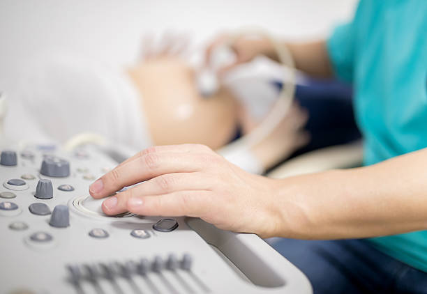 médico usando ultrasonido de la máquina - gynecologist gynecological examination ultrasound human pregnancy fotografías e imágenes de stock