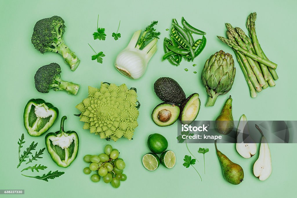 Las verduras verdes se disparan desde arriba sobre la cabeza - Foto de stock de Vegetal libre de derechos
