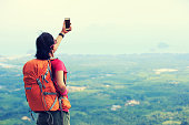 junge-frau-wanderer-mit-smartphone-nehmen-foto-auf-den-am-meer-berg.jpg?b=1&s=170x170&k=20&c=mX4LE8Jav8tMRC6N8ESBLVvdz9KjTs0z0ODni-g1ssI=