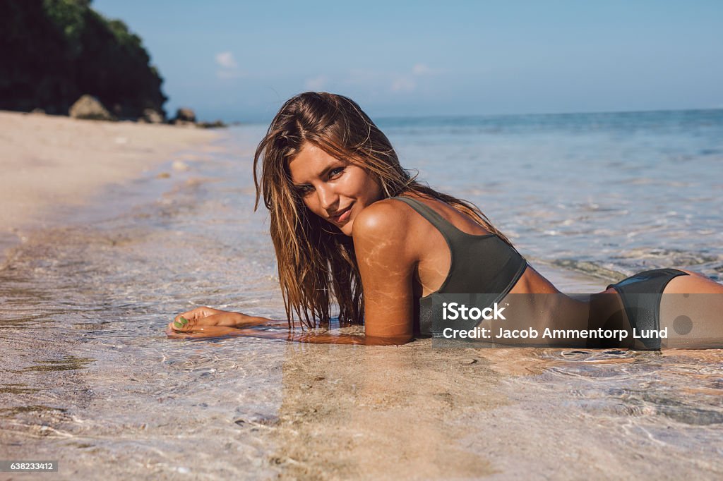 Beau modèle de bikini relaxant sur la plage - Photo de Mannequin - Métier libre de droits