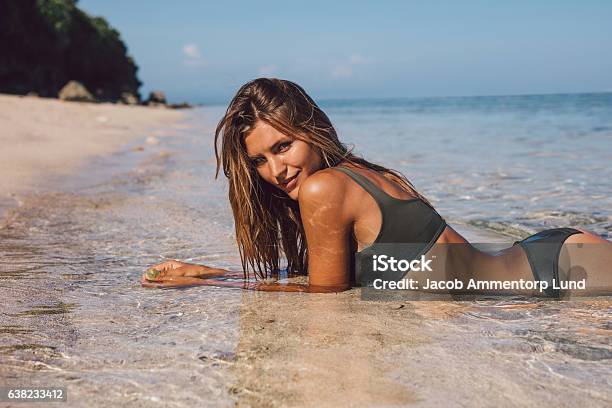 Photo libre de droit de Beau Modèle De Bikini Relaxant Sur La Plage banque d'images et plus d'images libres de droit de Mannequin - Métier - Mannequin - Métier, Plage, Femmes