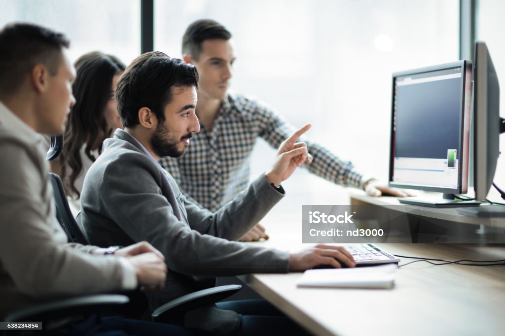 Software-Ingenieure, die im Büro gemeinsam am Projekt arbeiten - Lizenzfrei Entwicklung Stock-Foto