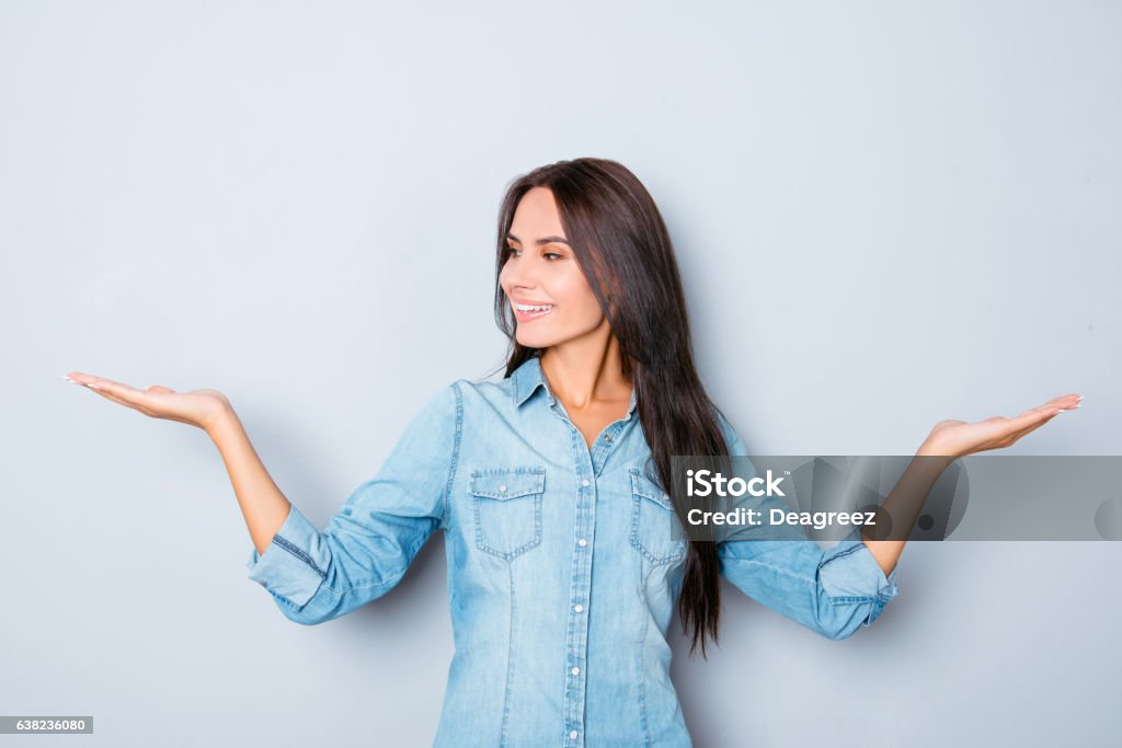 Atractiva mujer morena sonriente mostrando equilibrio con las manos - Foto de stock de Escoger libre de derechos
