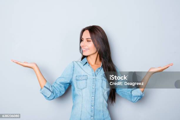 Atractiva Mujer Morena Sonriente Mostrando Equilibrio Con Las Manos Foto de stock y más banco de imágenes de Escoger