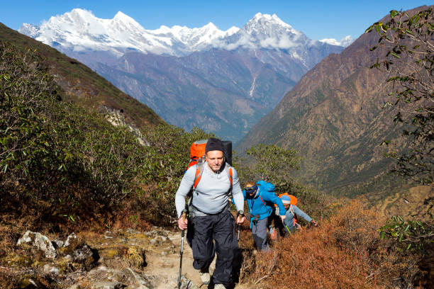 grupo de caminhantes subindo na trilha da montanha - group of people journey effort travel destinations - fotografias e filmes do acervo