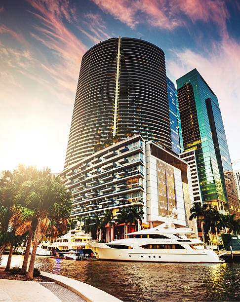 miami, centro da cidade de arranha-céus - marina yacht florida sunset - fotografias e filmes do acervo