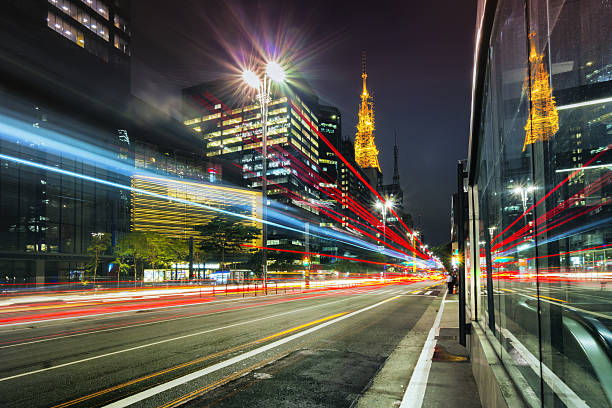街路信号ラインを流れ、露光時間の長い - driving business travel car bus ストックフォトと画像