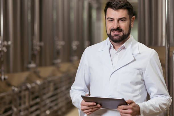 istock Concentrated man posing with tablet in brewery 638249064