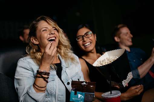 Mujer joven con amigos viendo películas photo