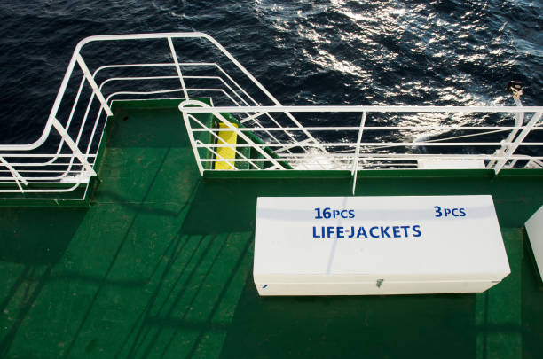 caja blanca con chalecos salvavidas en la cubierta del transatlántico de pasajeros - life jacket cruise ship life belt safety fotografías e imágenes de stock