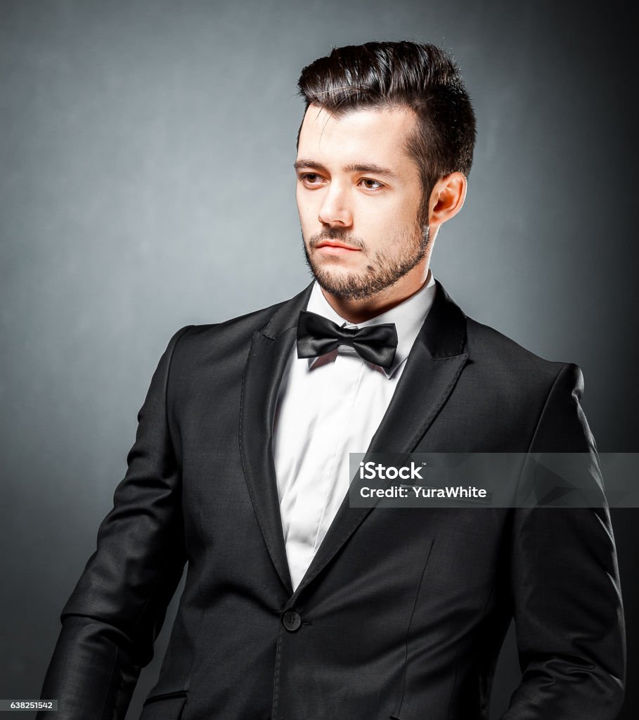 Porträt von selbstbewussten stattlichen Mann in schwarzem Anzug mit Fliege - Lizenzfrei Dunkel Stock-Foto