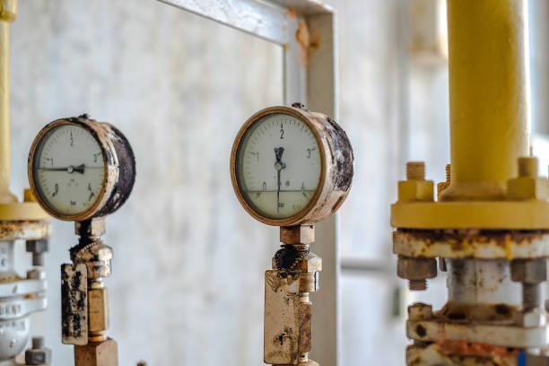 misuratore di pressione e strumento di centrale elettrica - pipe power station valve water foto e immagini stock