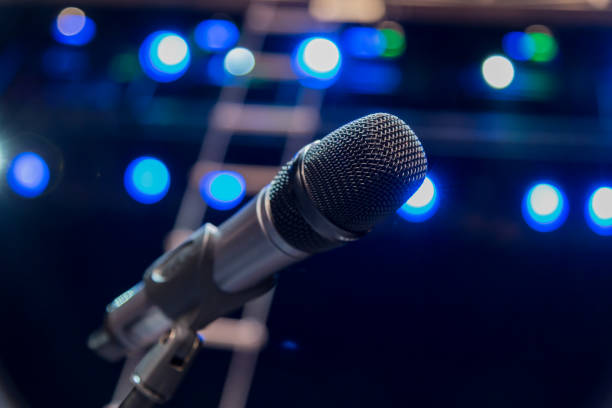 microfone sem fio no palco - nightclub singer - fotografias e filmes do acervo