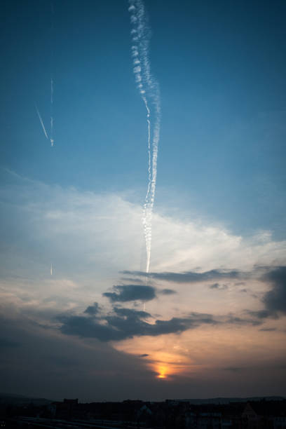 vertikale contrail aginst ein abendhimmel - vapor trail sky night sunset stock-fotos und bilder