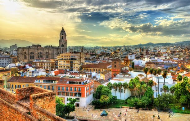 スペイン、アルカサバ、アナルシアからのマラガの眺め - street tower town andalusia ストックフォトと画像