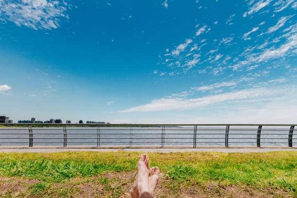 piedi incrociati davanti al mare - balcony human foot men relaxation foto e immagini stock