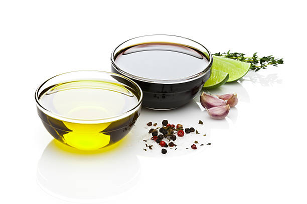 azeite de oliva e vinagre balsâmico e tigelas no fundo branco - vinegar salad dressing balsamic vinegar cooking oil - fotografias e filmes do acervo