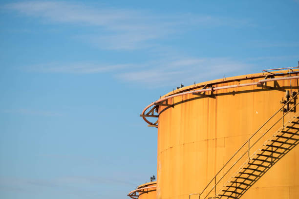 old aceite combustible tanque de almacenamiento en planta de energía - architecture chemical plant diesel fuel and power generation fotografías e imágenes de stock