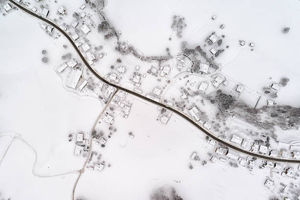 シュトラッセン、バート・オーシー、雪に覆われた冬の村 - bad aussee ストックフォトと画像