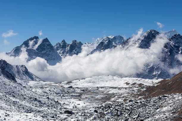 vista espectacular sobre las montañas del himalaya, nepal. - amadablam fotografías e imágenes de stock