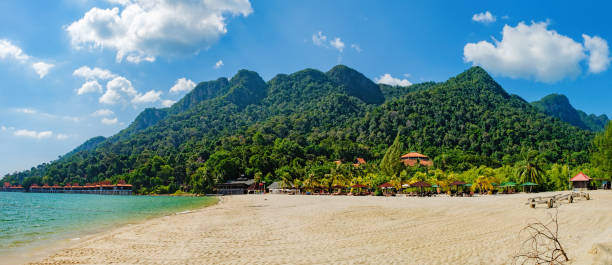 belle plage exotique en malaisie - pulau langkawi photos et images de collection