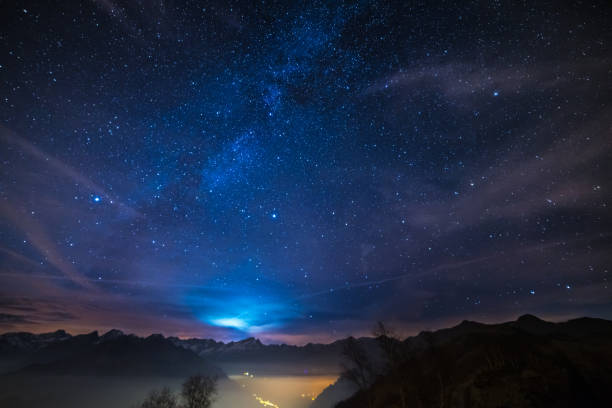 la noche en el área de los alpes bajo cielo estrellado cielo y luz de la luna - nebulosa del águila fotografías e imágenes de stock