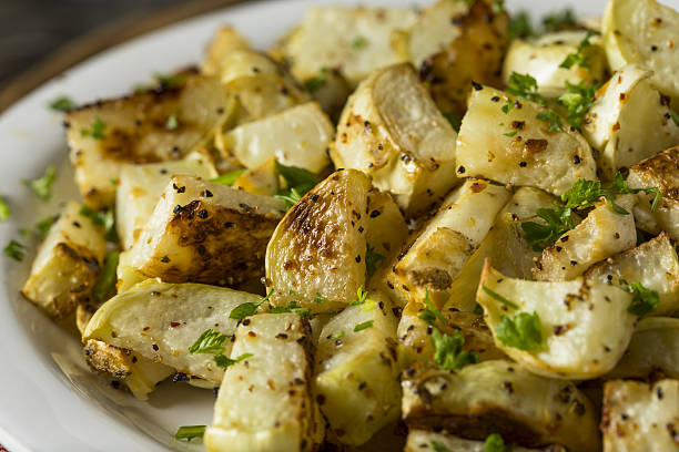 kohlrabi tostado casero saludable - kohlrabi turnip kohlrabies cabbage fotografías e imágenes de stock