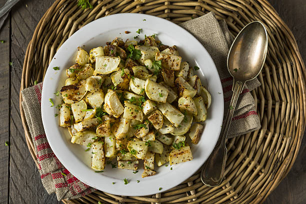 kohlrabi tostado casero saludable - kohlrabi turnip kohlrabies cabbage fotografías e imágenes de stock