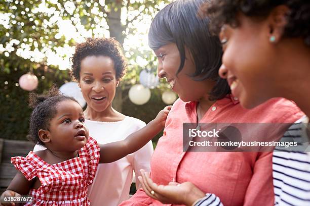 Foto de Membros Da Família Feminina De Várias Gerações Reunidos Em Um Jardim e mais fotos de stock de Família de várias gerações