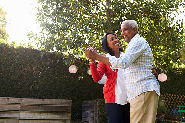 senior schwarzes paar tanzen in ihrem garten - dancing couple happiness heterosexual couple stock-fotos und bilder