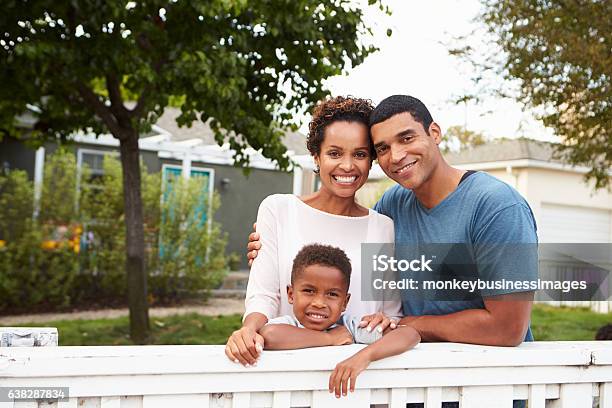 Joven Familia Afroamericana Fuera De Su Nueva Casa Foto de stock y más banco de imágenes de Familia - Familia, Valla - Límite, Aire libre