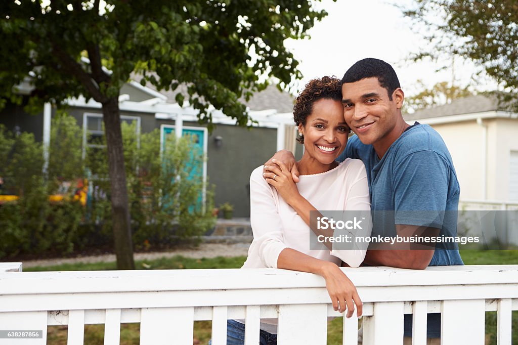 Joven pareja afroamericana se abraza fuera de su casa - Foto de stock de Propietario de casa libre de derechos