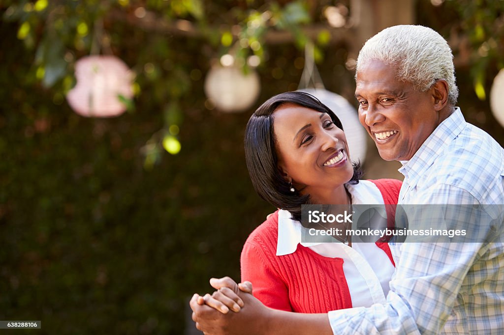 Pareja negra de la tercera edad bailando en su patio trasero, de cerca - Foto de stock de Bailar libre de derechos