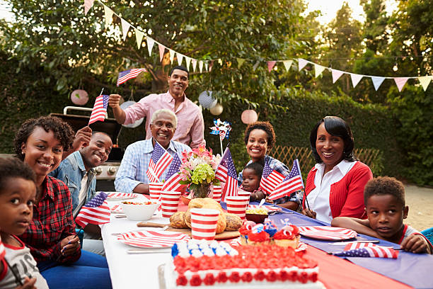 família negra de várias gerações tem uma festa no jardim de 4 de julho - philippino flag - fotografias e filmes do acervo