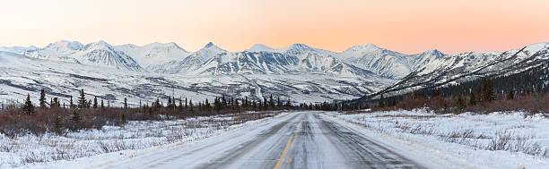 alaska winter highway au coucher du soleil avec des montagnes en arrière-plan - scenics denali national park alaska usa photos et images de collection