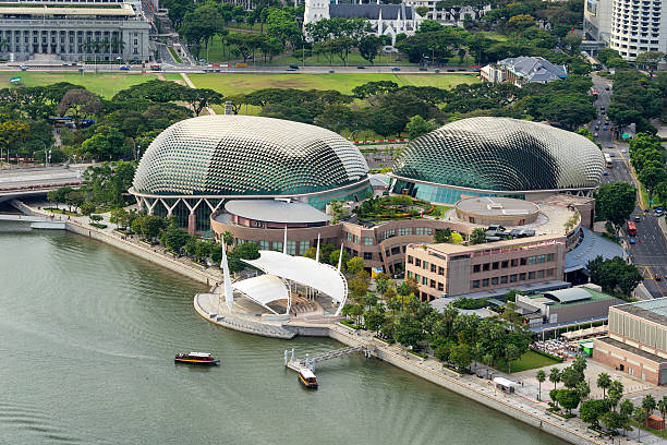 widok z lotu ptaka na teatr esplanade w marina bay - sea water tranquil scene aerial view zdjęcia i obrazy z banku zdjęć