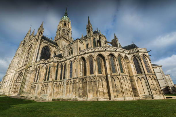 średniowieczna katedra w bayeux w katedrze notre dame, normandia,francja - tkanina z bayeux obrazy zdjęcia i obrazy z banku zdjęć