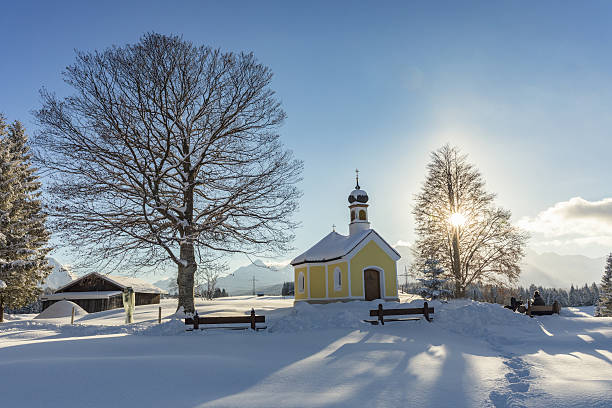cappella maria rast vicino al villaggio di kruen nelle alpi - snow chapel christmas germany foto e immagini stock