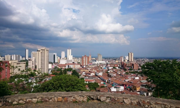 ciudad de cali en colombia en un hermoso día soleado - valle del cauca fotografías e imágenes de stock