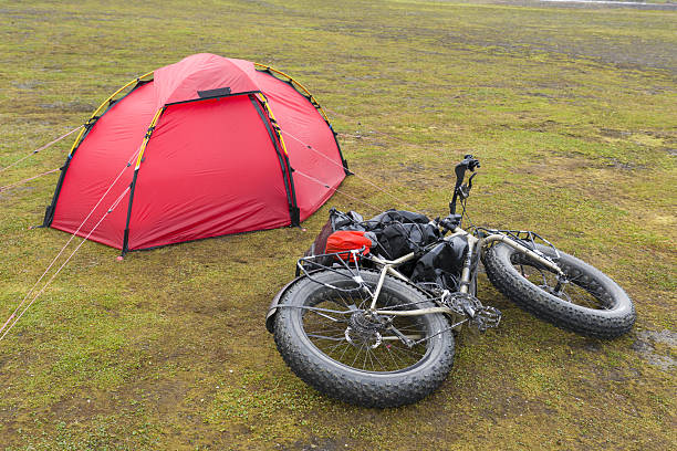 アイスランドのファットバイク - camping outdoors iceland red ストックフォトと画像